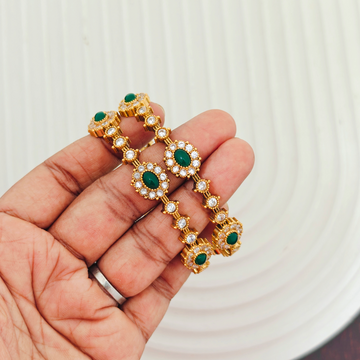 2 PCs AD Emerald Kemp stone Bangles