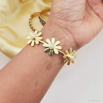 Western Bracelet in pearl floral design