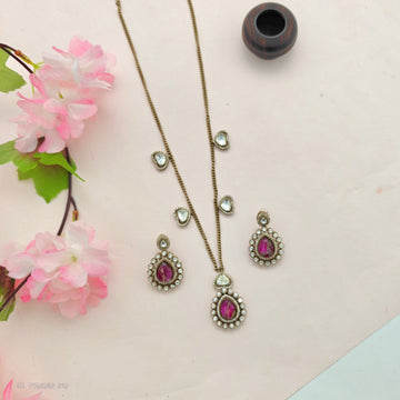 A Regal Kundan Pendant Set