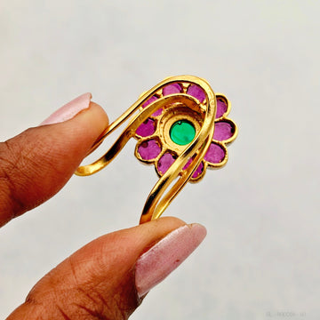 Kemp Floral Vanki Ring / Neli Mothiram