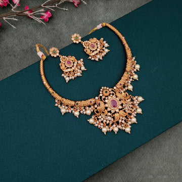 Hasli floral pearl cluster Necklace