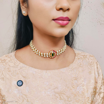 Minimal Pearl Leaf Pattern Centered Necklace