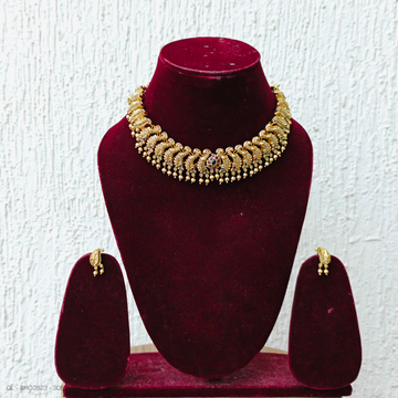 Golden peacock aligned necklace