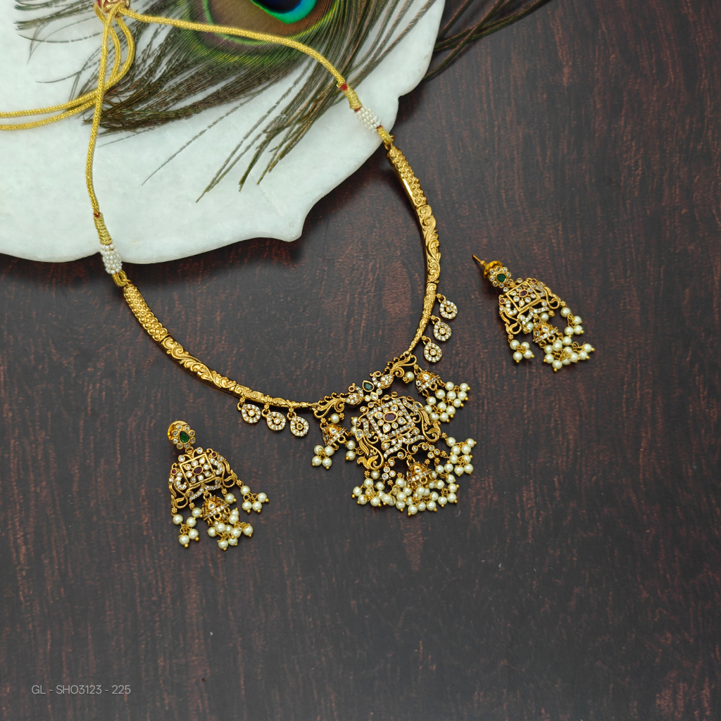 Hasli pearl cluster Necklace