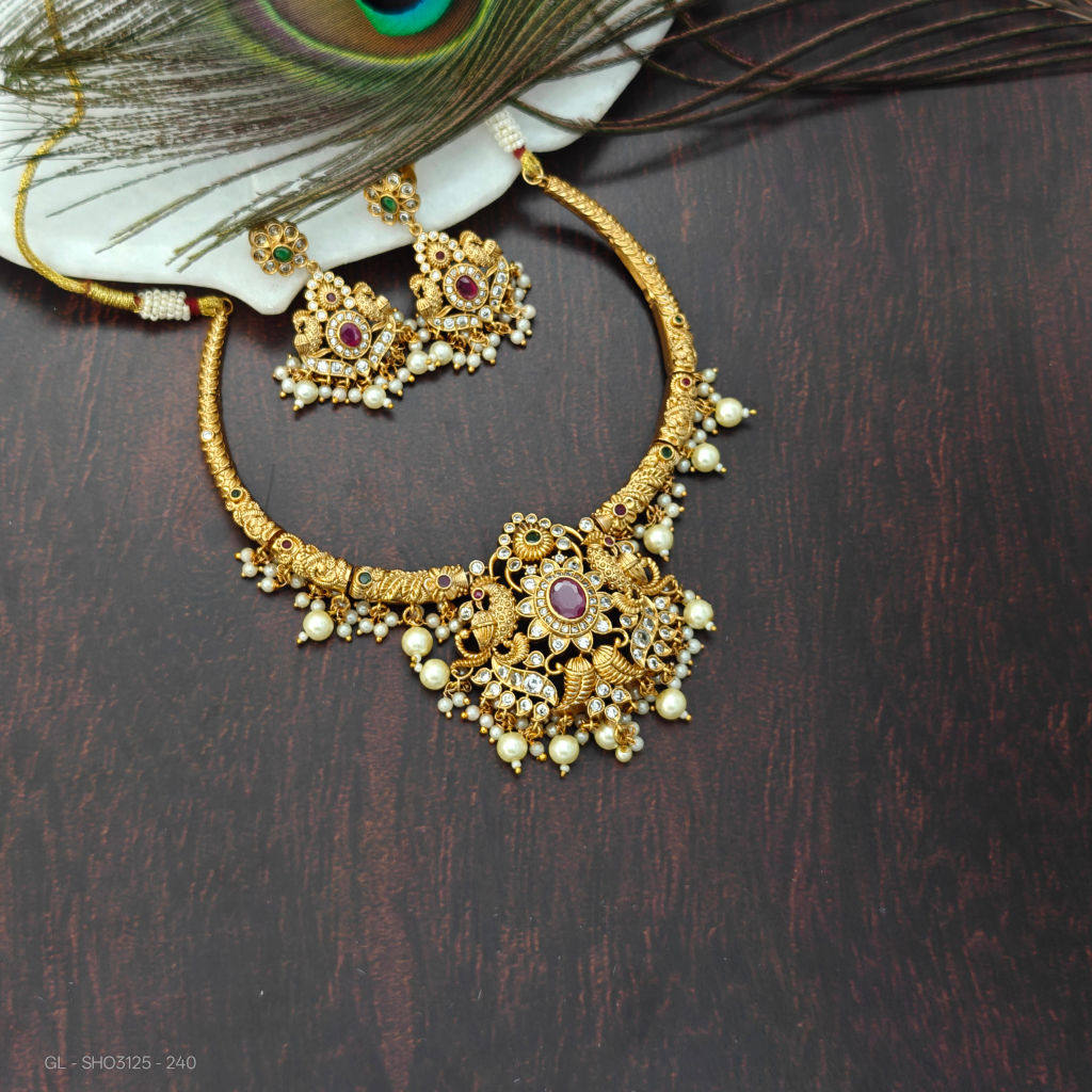 Hasli floral pearl cluster Necklace