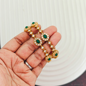 2 PCs AD Emerald Kemp stone Bangles