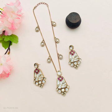 Geometric pattern Mossanaite stone locket Set