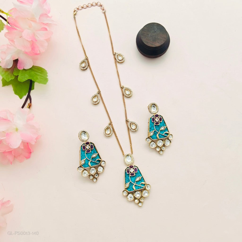 Geometric pattern Mossanaite stone locket Set