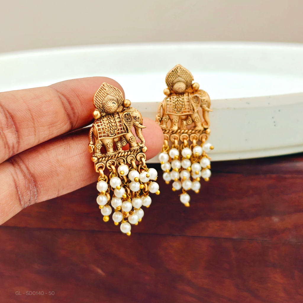 Clustered pearl - Elephant-Golden-Finish - Studs