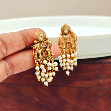 Clustered pearl - Elephant-Golden-Finish - Studs
