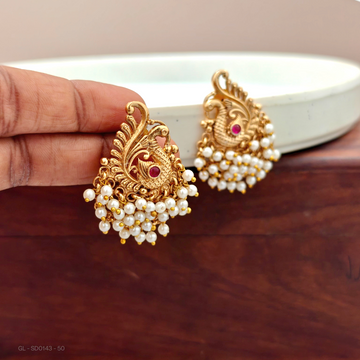 Clustered pearl -peacock - Studs