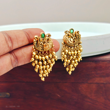Clustered pearl -peacock - Emeral - Studs