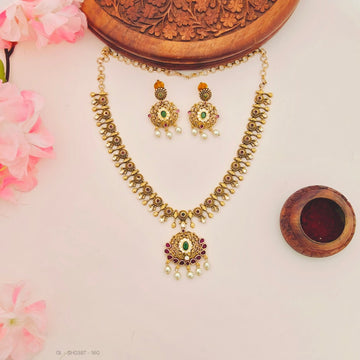 Traditional gold-toned  kemp stones and pearl drops necklace