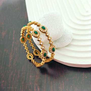 2 PCs AD Emerald Kemp stone Bangles