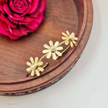 Western Bracelet in pearl floral design