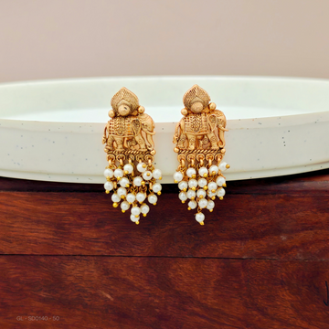 Clustered pearl - Elephant-Golden-Finish - Studs