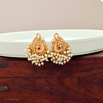 Clustered pearl -peacock - Studs