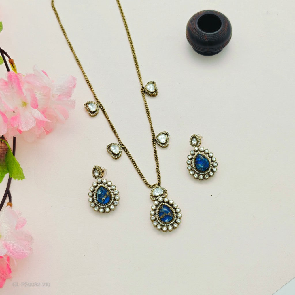 A Regal Kundan Pendant Set