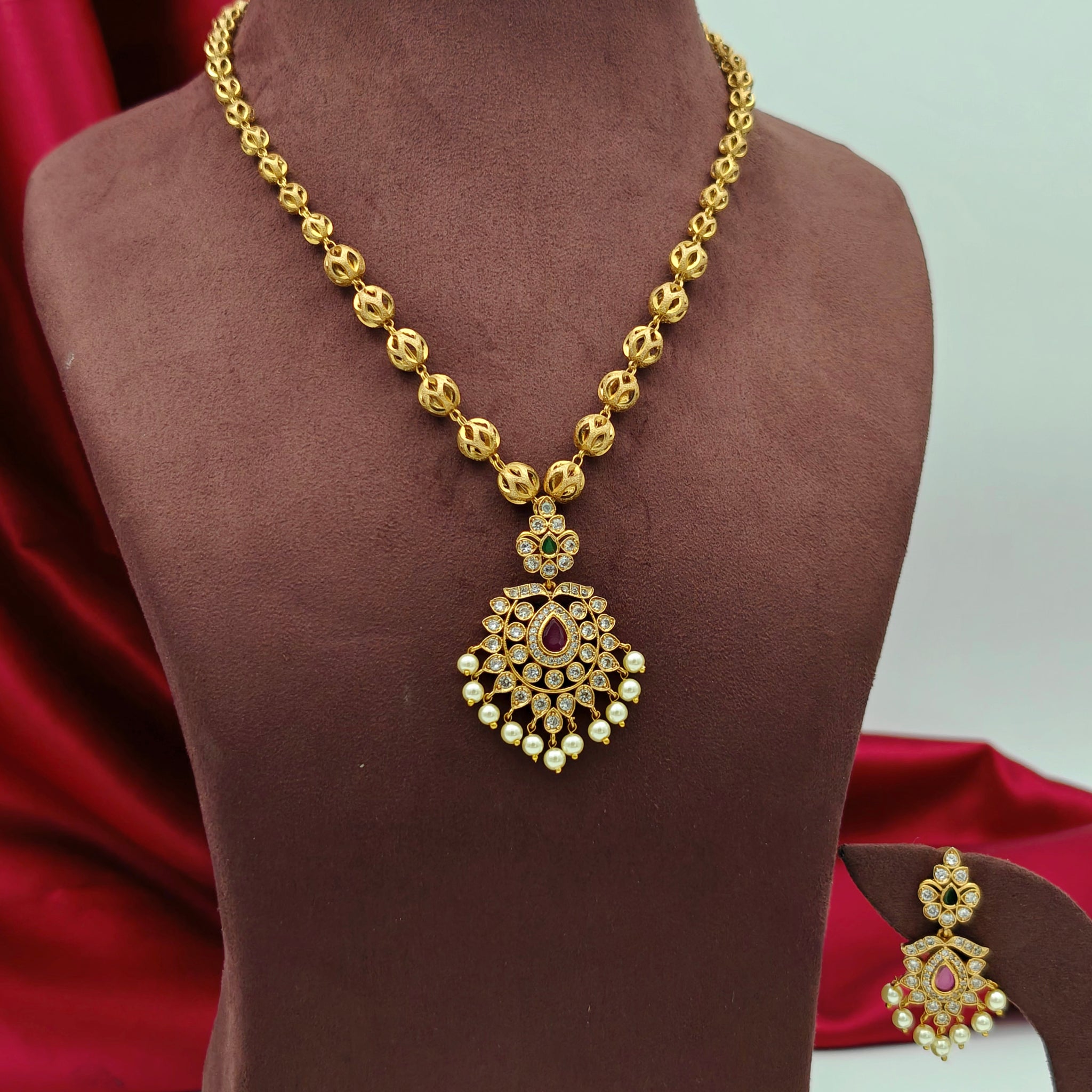 Gold-plated traditional necklace set with stones and pearl