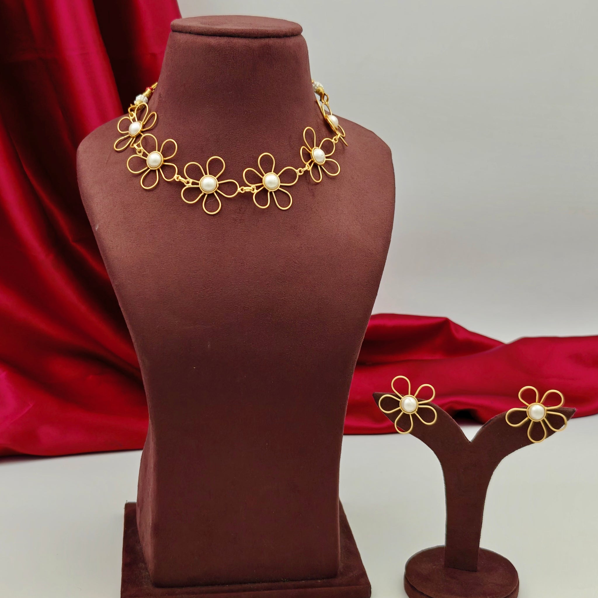 Gold-plated floral choker necklace set with pearl