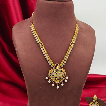 Gold-plated peacock design necklace set with pearl