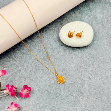 Elegant Gold Teardrop Pendant Daily wear Necklace Set