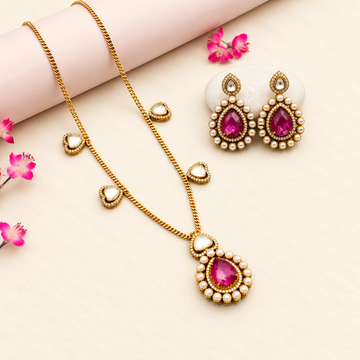 A Regal Kundan Pendant Set