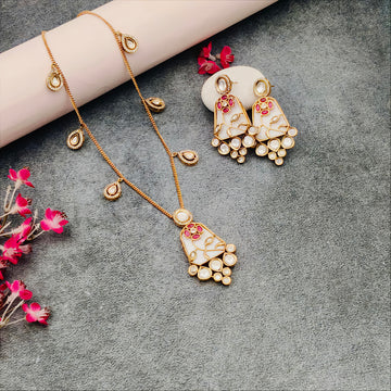 Geometric pattern Mossanaite stone locket Set