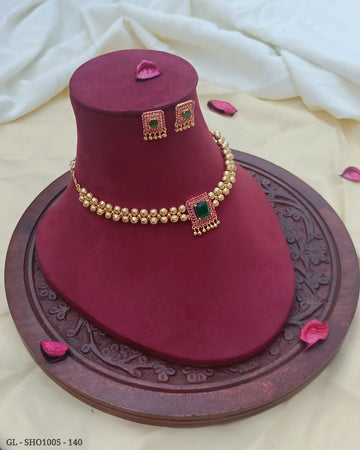Elegant Golden Choker - Square